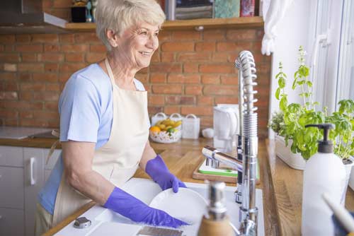 woman doing dishes